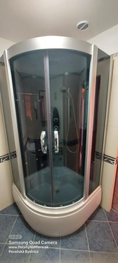 Wolf Apartman Pokojne Ubytovanie V Povazskej Bystrici Ticha Lokalita S Parkovanim Vsade Blizko Vhodne Pre Pracovne Cesty Turistiku Aj Oddych Plne Vybavena Kuchyna Povazska Bystrica Exterior photo